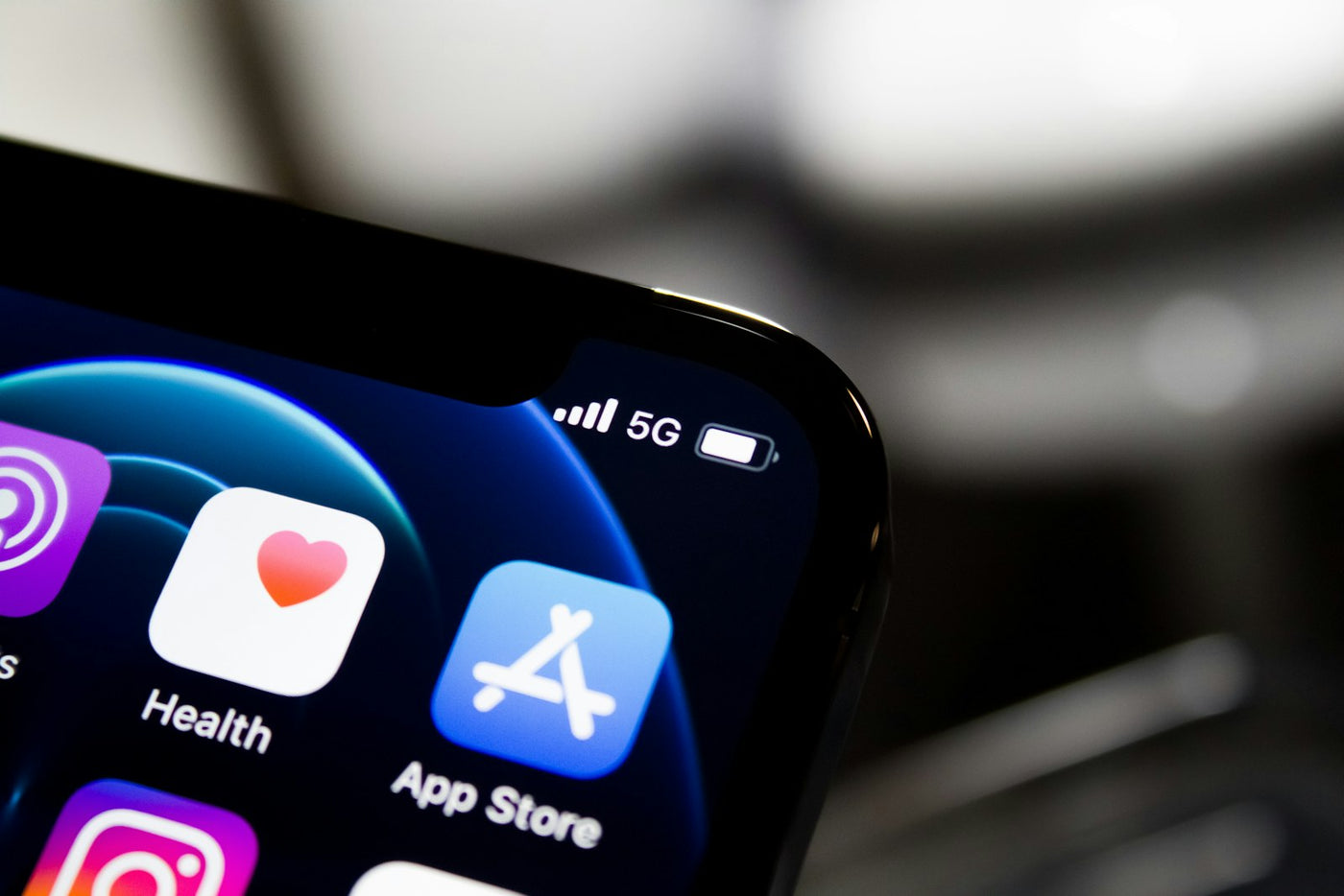 iPhone affichant sa grille d'icônes d'applications à l'écran